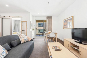 Belle Escapes - Beachside Apartment in Glenelg